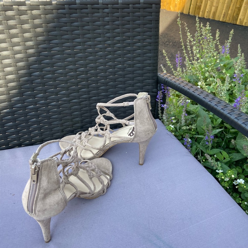 High Heels - Picture 3 of 4
